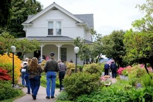 Book Review: Where Lilacs Still Bloom – photo 2